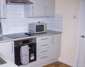 ثلاجة، ميكروويف، فرن، غلّاية كهربائية