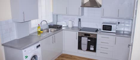 Réfrigérateur, micro-ondes, four, bouilloire électrique