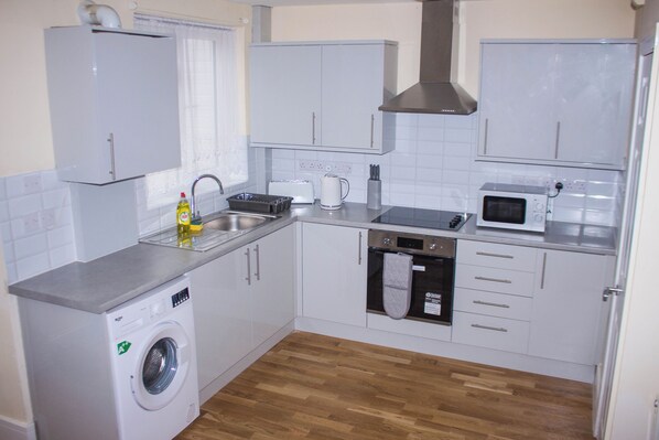 ثلاجة، ميكروويف، فرن، غلّاية كهربائية