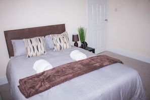 3 عدّة غرف نوم ومكواة/لوح كي وواي فاي مجانًا وملاءات أسرّة