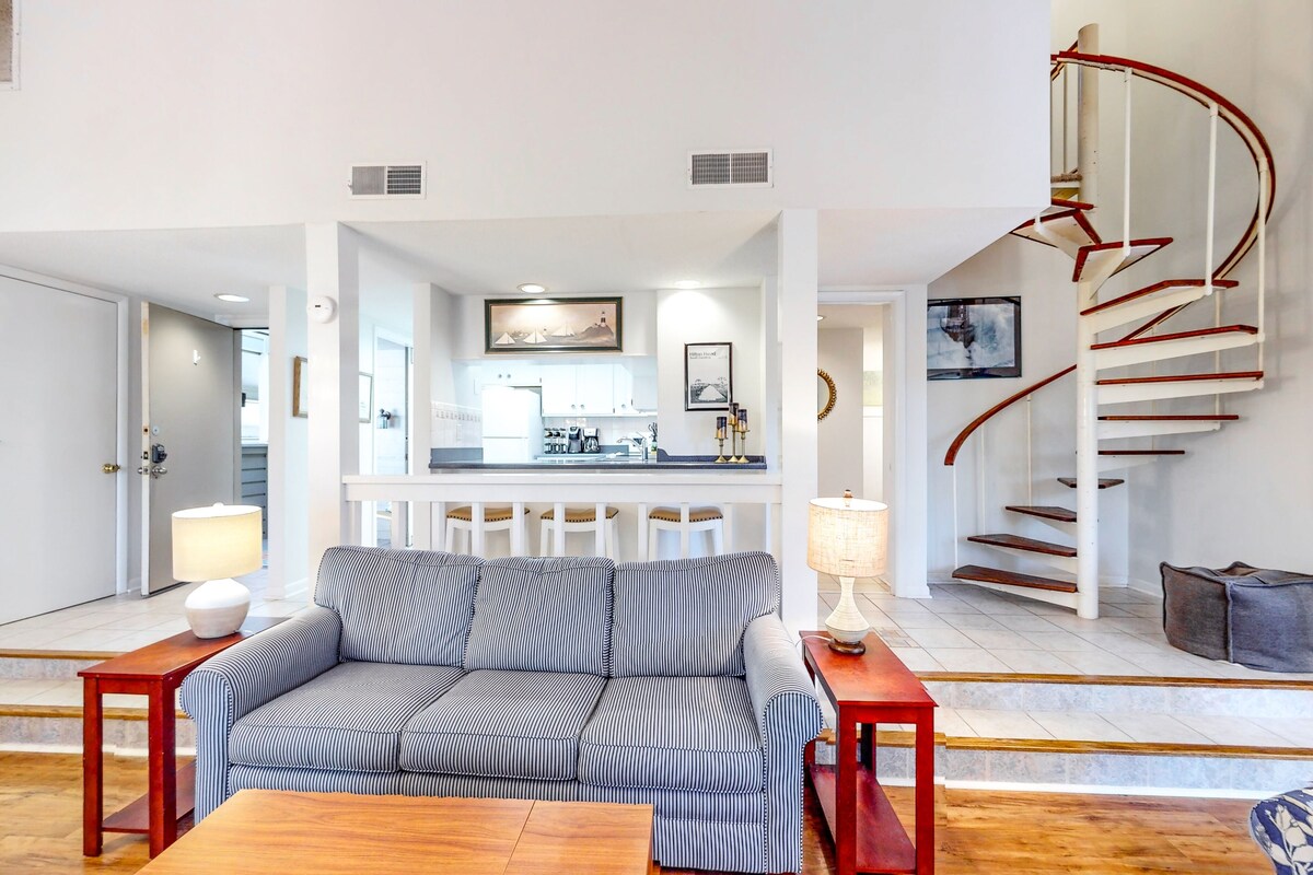 Gorgeous condo close to beach with golf views and swimming pool