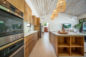 Een koelkast, een magnetron, een oven, een kookplaat