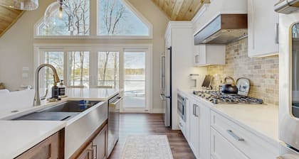 Lakefront house with private beach, firepit, dock, 4 kayaks, grill & hot tub