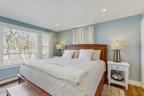 3 bedrooms, iron/ironing board, Internet, bed sheets - Lakefront house with private beach, firepit, dock, 4 kayaks, grill & hot tub (Gray)