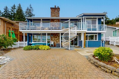 Waterfront home with private dock, kayaks, sauna, firepit, fireplace, tennis