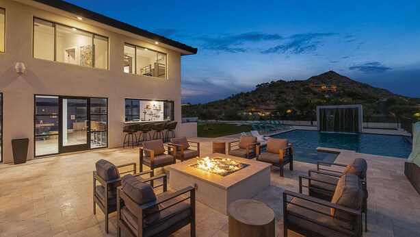 A modern house with a pool, outdoor seating, and a fire pit. - Epic 7BR Escape w/ Pickleball, Pool, Spa & Unmatched Mountain Views (Paradise Valley)