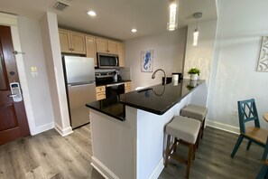 ثلاجة، ميكروويف، فرن، موقد طهي مسطح