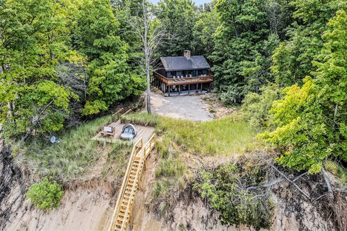 Lakefront house on 5 acres with gorgeous lake views, private beach, kayaks