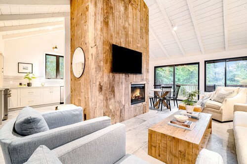 Lakefront house on 5 acres with gorgeous lake views, private beach, kayaks