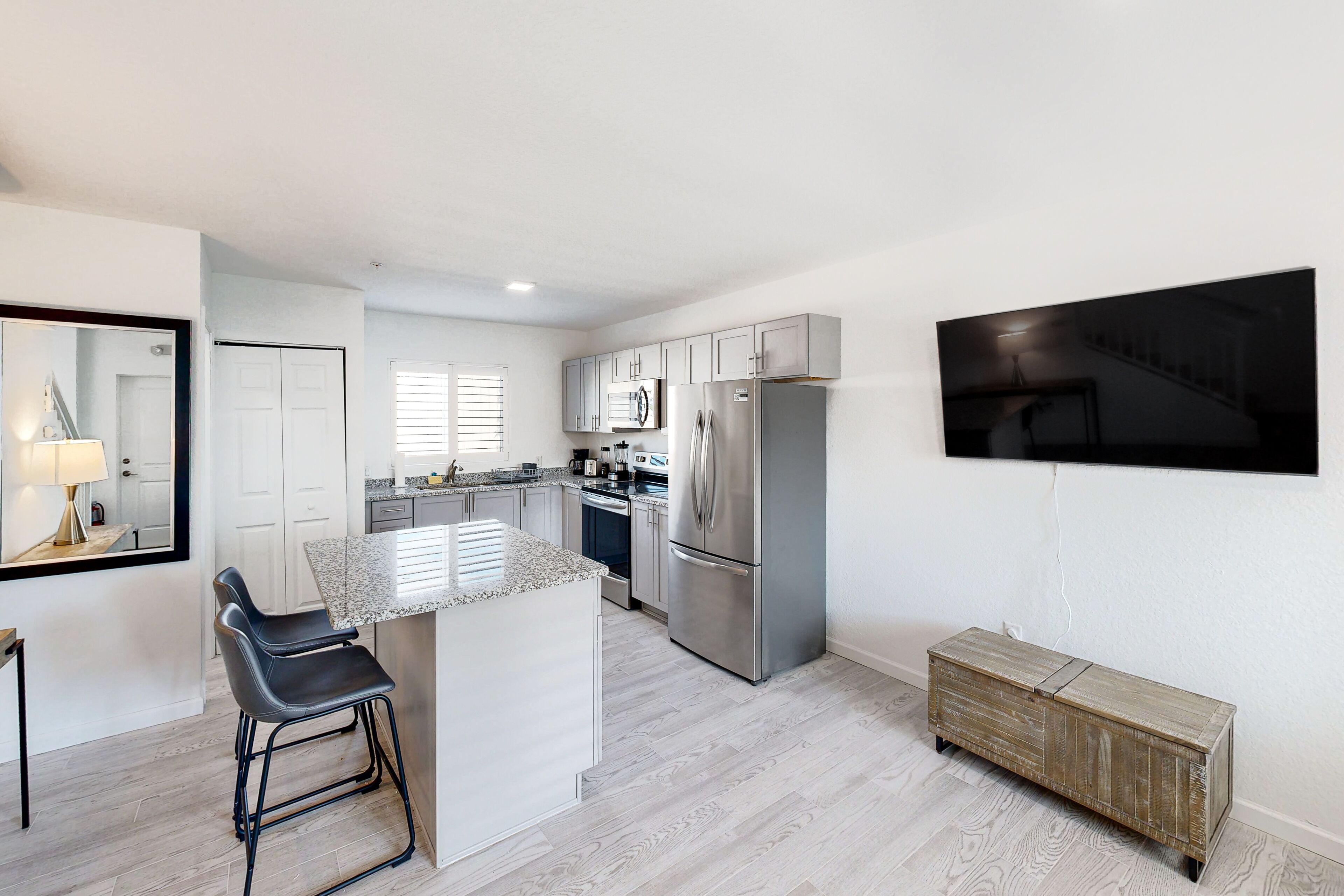 Køleskab, mikrobølgeovn, ovn, kogeplade