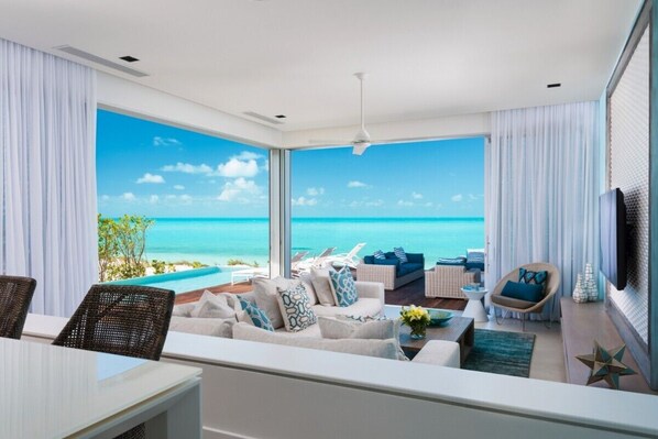 Villa – deluxe | Oppholdsområde | En 49-tommers Flatskjerm-TV med kabel-kanaler