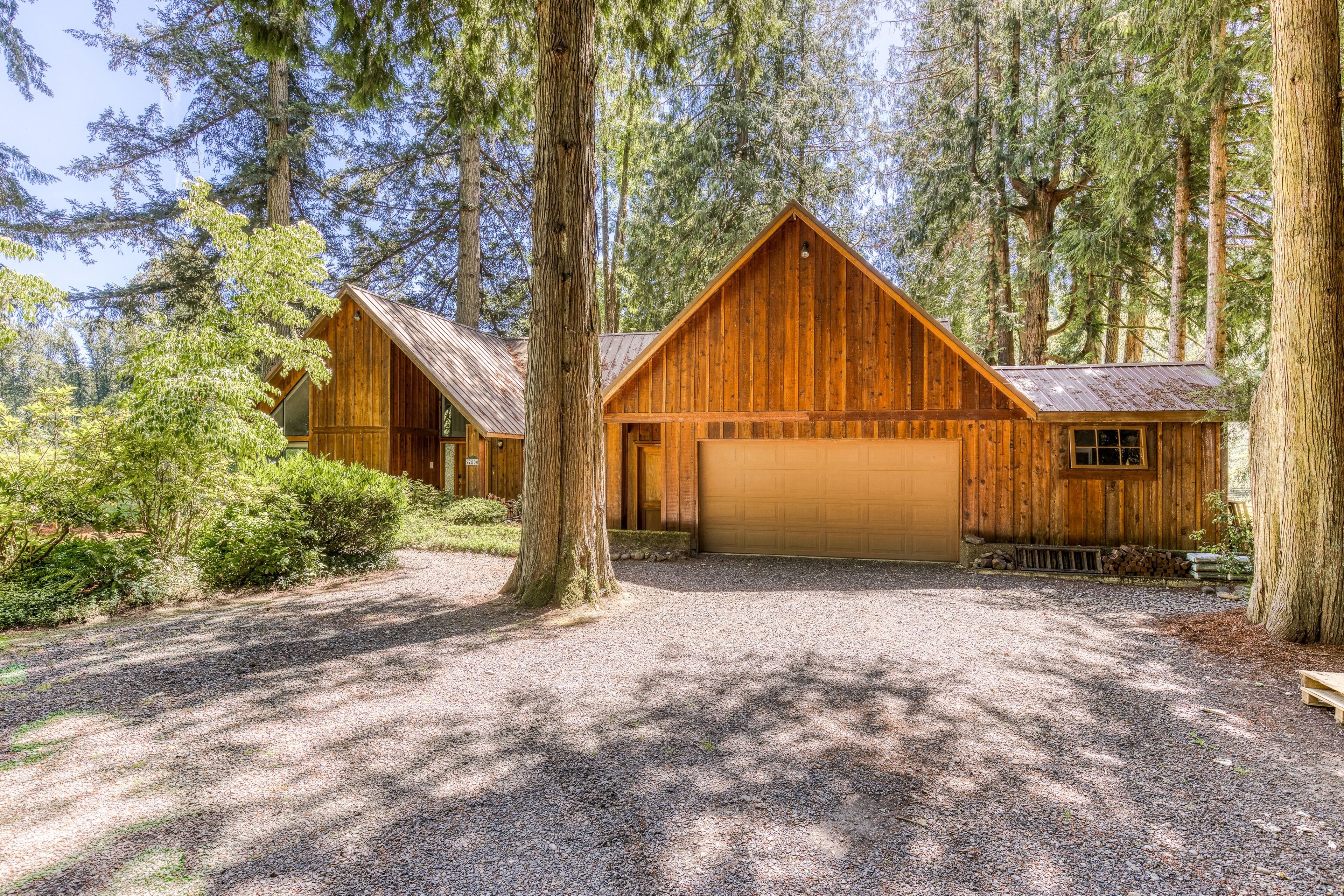 Riverfront, dog-friendly home with gorgeous setting, floating tubes & grand piano