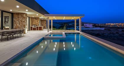 Oceanfront house with on-site golf, heated pool, hot tub, fitness room & grill