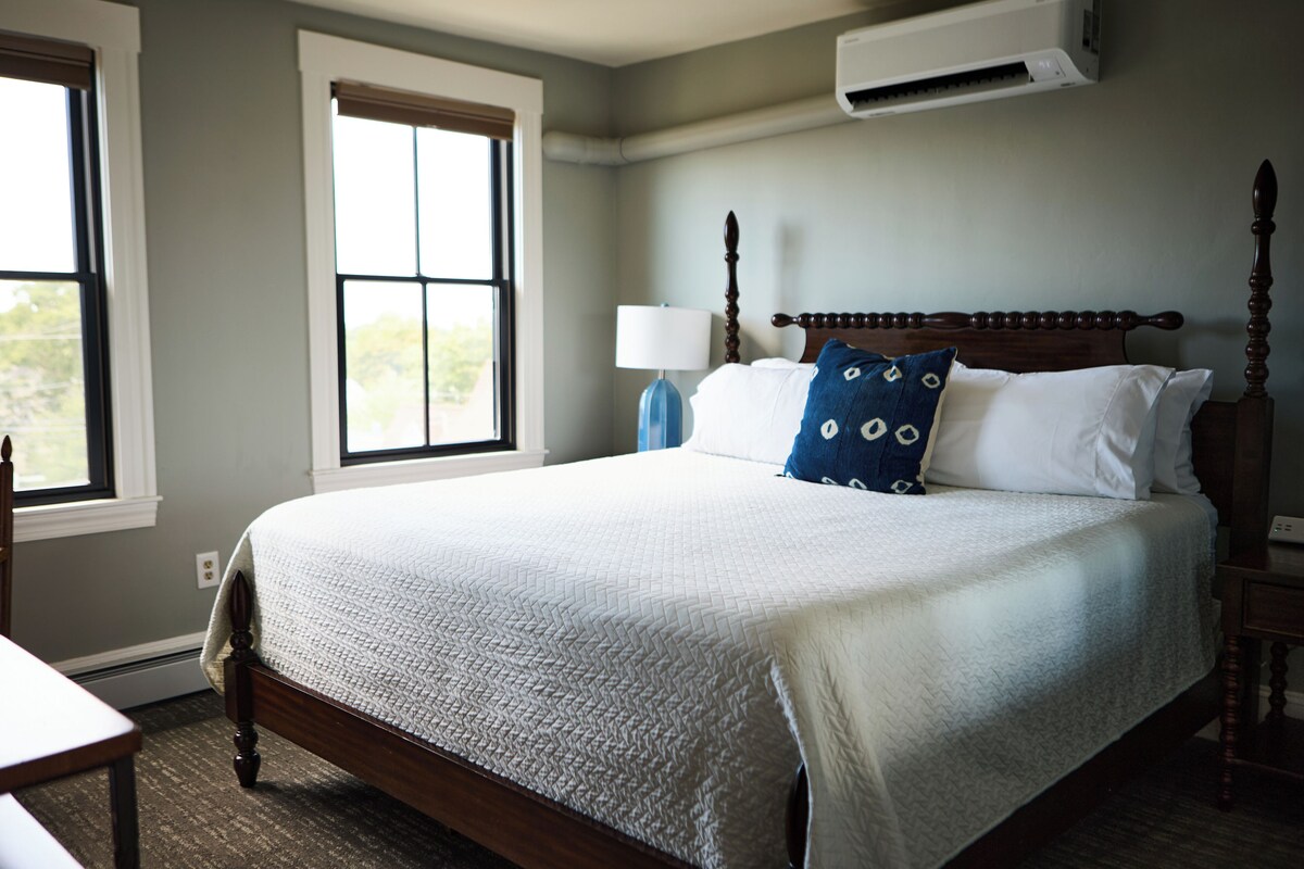 Minibar, iron/ironing board, WiFi (free), bed sheets