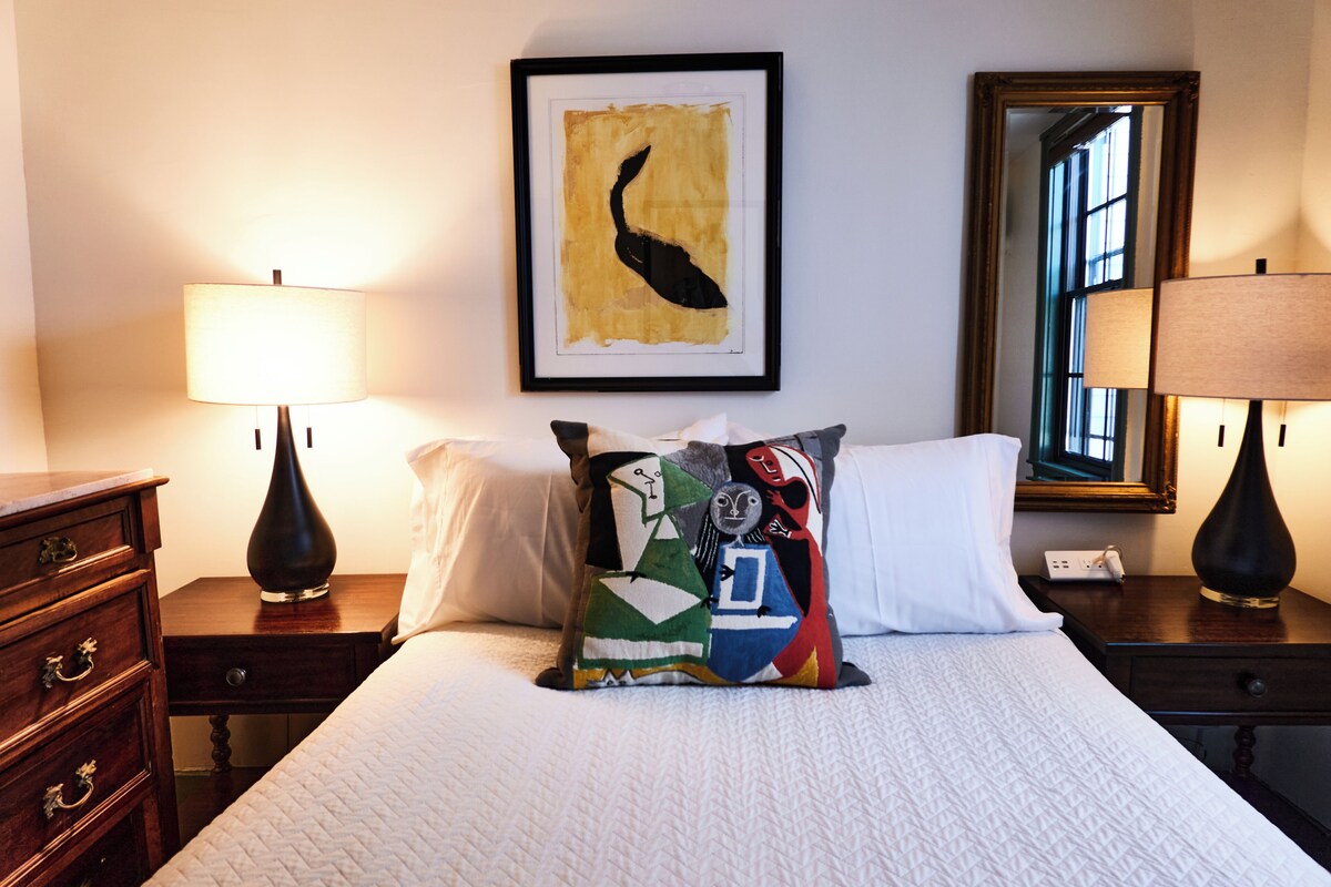 Minibar, iron/ironing board, WiFi (free), bed sheets