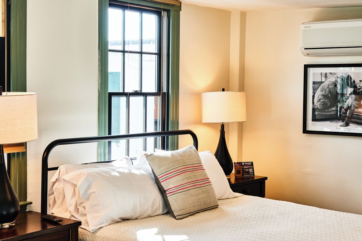 Minibar, iron/ironing board, WiFi (free), bed sheets