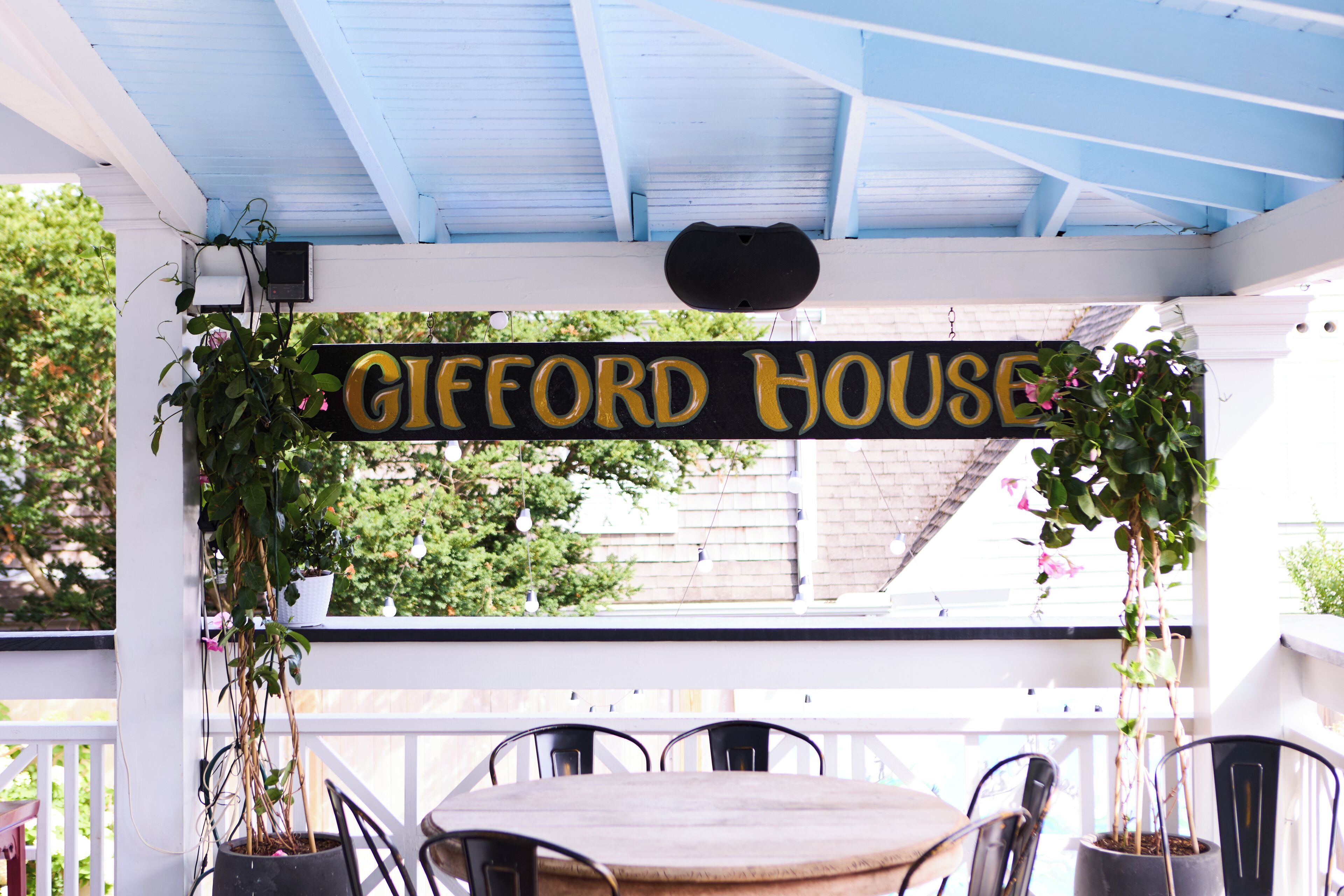Un espacio de estar al aire libre cubierto con un letrero que dice 'Gifford House'.