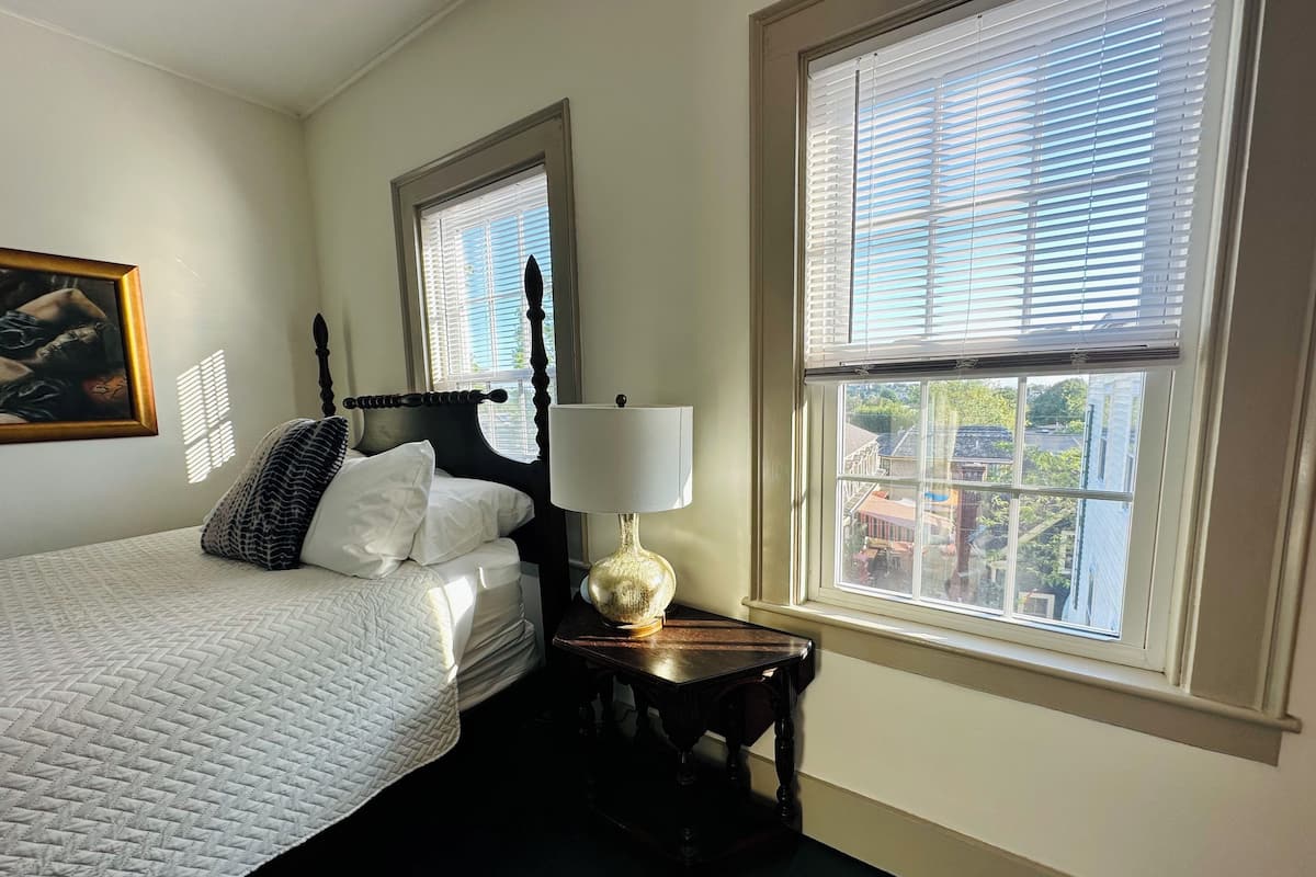 Traditional Room, 1 Queen Bed, Courtyard View
