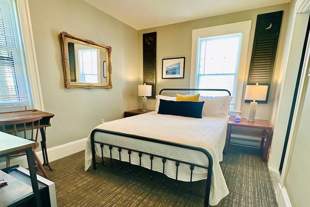 Deluxe Room, 1 Queen Bed
