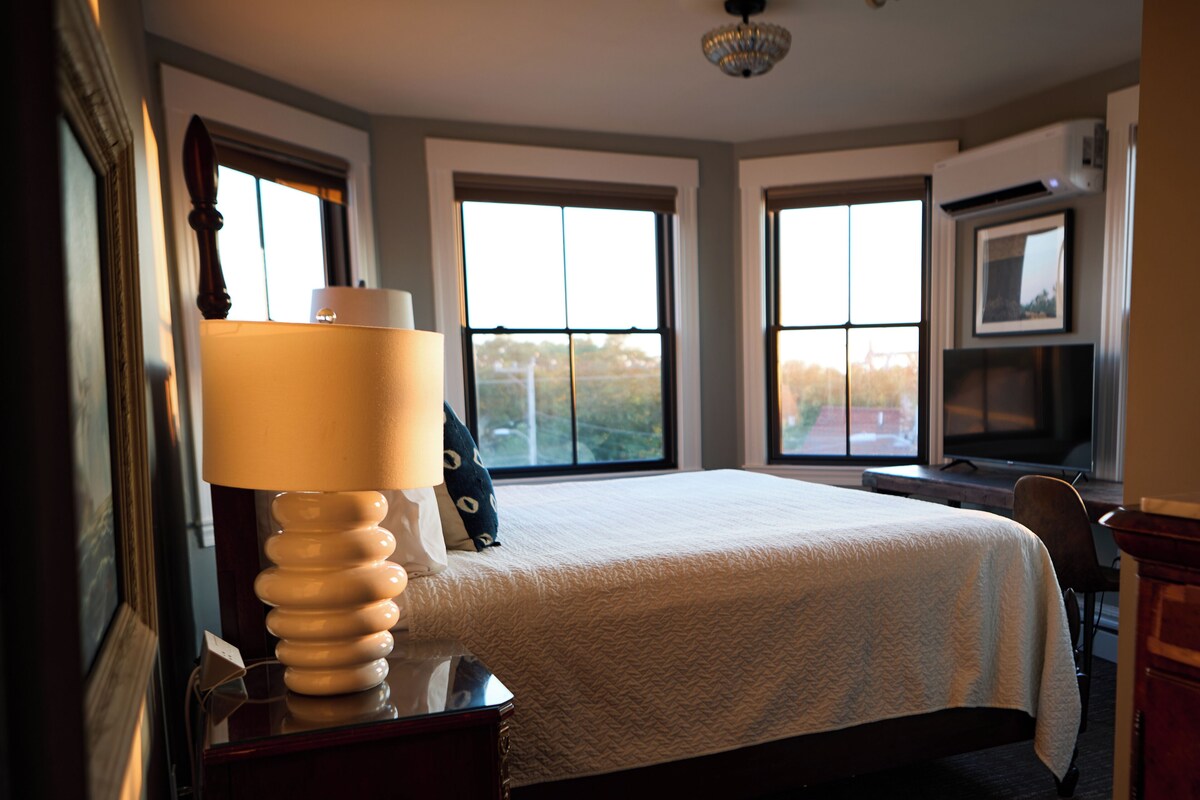 Minibar, iron/ironing board, WiFi (free), bed sheets