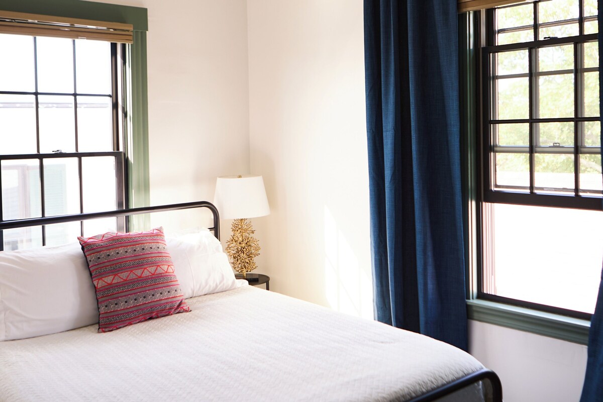 Minibar, iron/ironing board, WiFi (free), bed sheets
