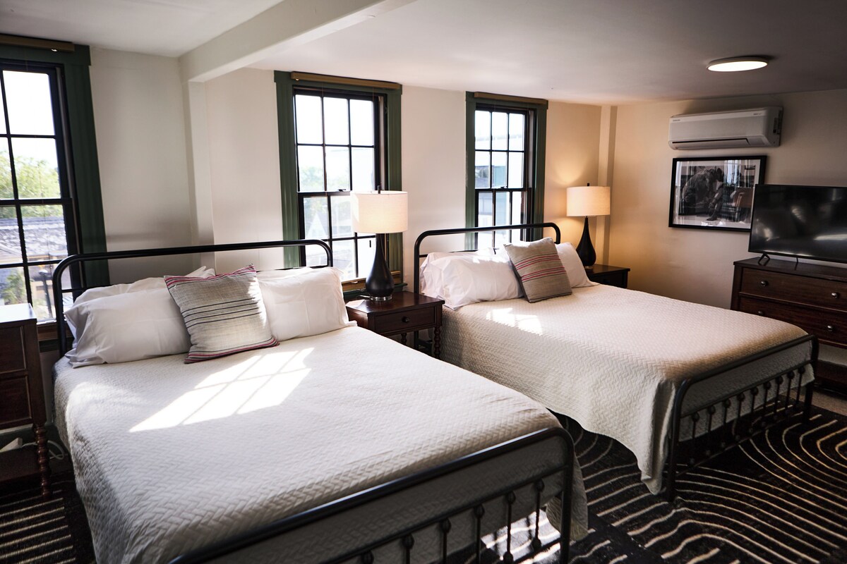 Minibar, iron/ironing board, WiFi (free), bed sheets