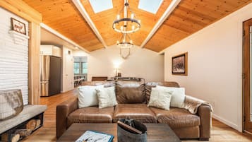 Smart TV, fireplace, ping pong, books