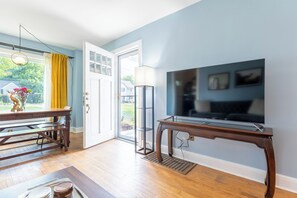 TV connectée, livres, médiathèque, vidéothèque