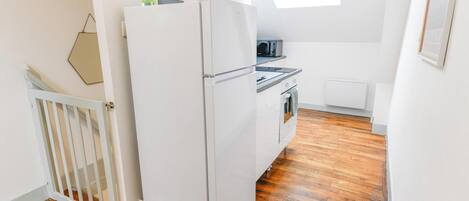 Réfrigérateur, four à micro-ondes, un four, surface de cuisson