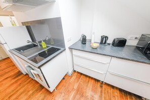 Fridge, microwave, oven, stovetop - Le Colette - Stationnement Réservé à 5 Minutes du Centre Ville (Troyes)
