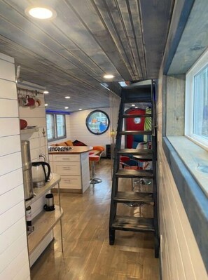 Interior - Delightful 1- bedroom floating home w free parking (Olympia)