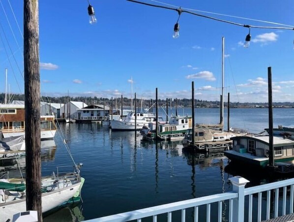 Marina - Delightful 1- bedroom floating home w free parking (Olympia)