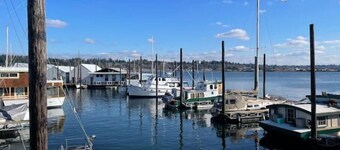 Delightful 1- bedroom floating home w free parking