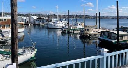 Delightful 1- bedroom floating home w free parking