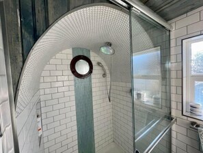 Pyyhkeet, saippua, sampoo, vessapaperi