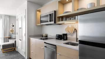 Full-size fridge, microwave, stovetop, dishwasher