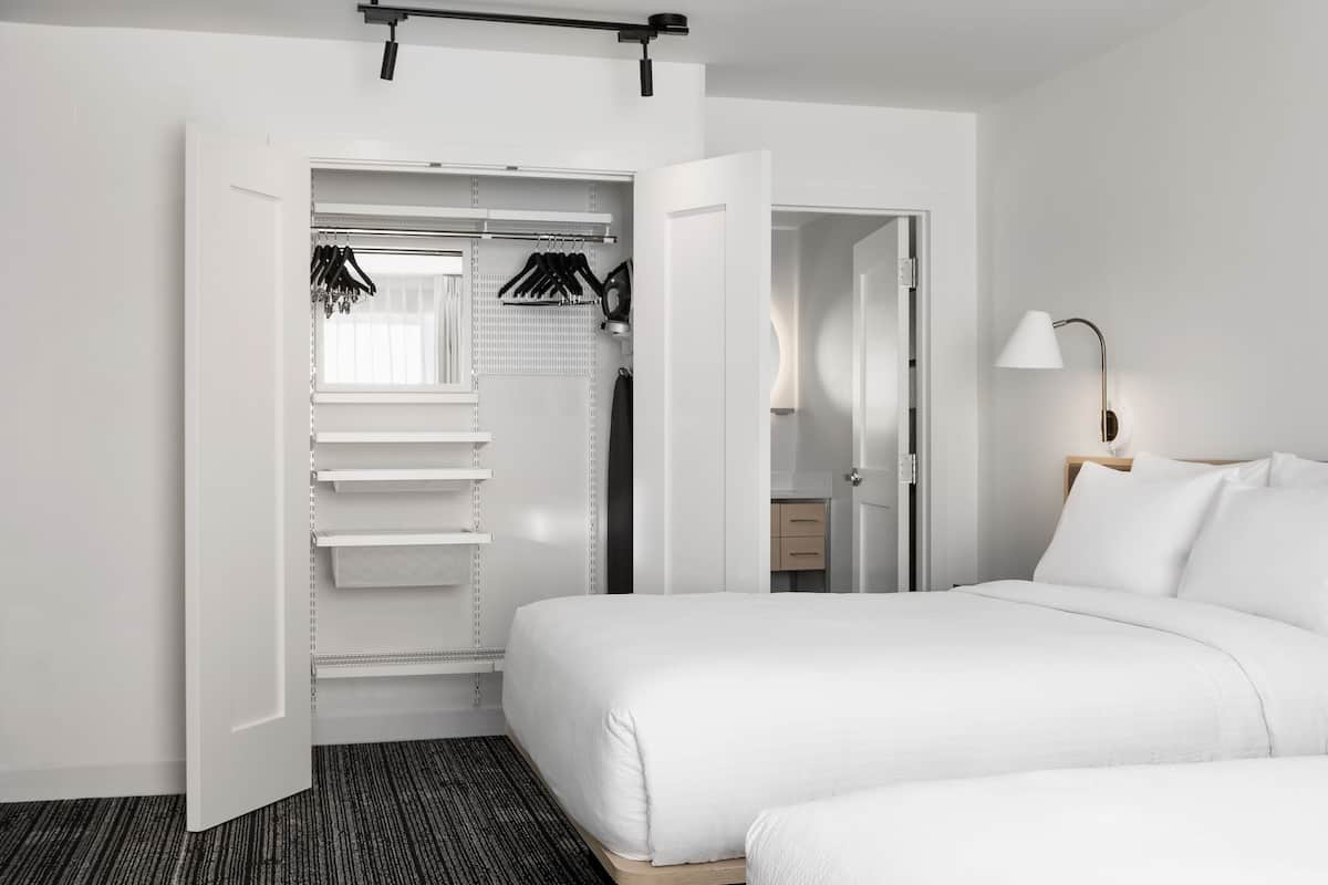 Luxe beddengoed, verduisterende gordijnen, geluiddichte muren