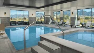 Una piscina cubierta