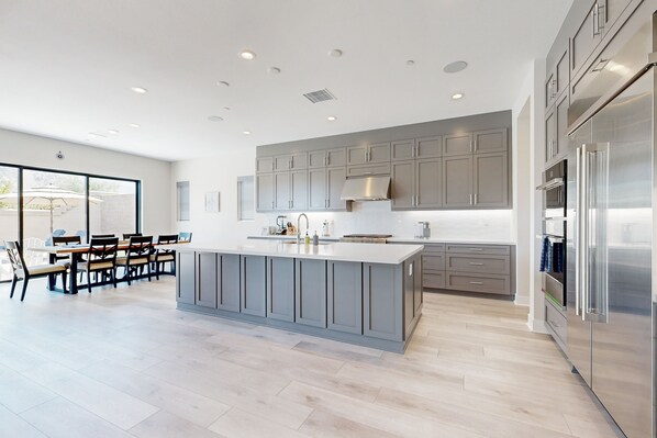 Kaffetrakter/tekoker, brødrister, kjøkkenutstyr og ismaskin