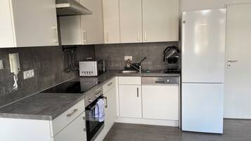 Jääkaappi, mikroaaltouuni, uuni, liesi