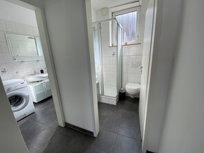 Dusj, hårføner, håndklær og såpe