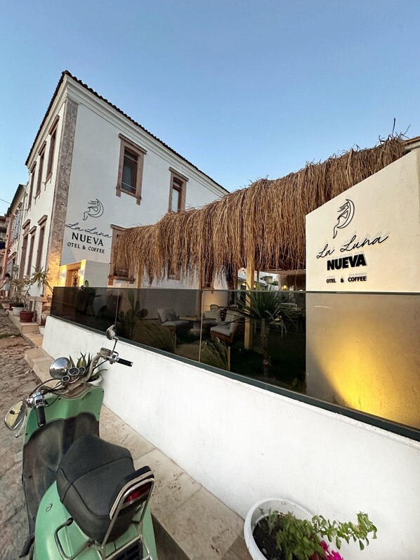 A building with a sign reading "La Luna NUEVA OTEL & COFFEE". - Nueva Cunda (Ayvalik)