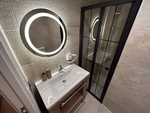 Habitación triple superior | Baño | Regadera, secadora de cabello, toallas, shampoo 