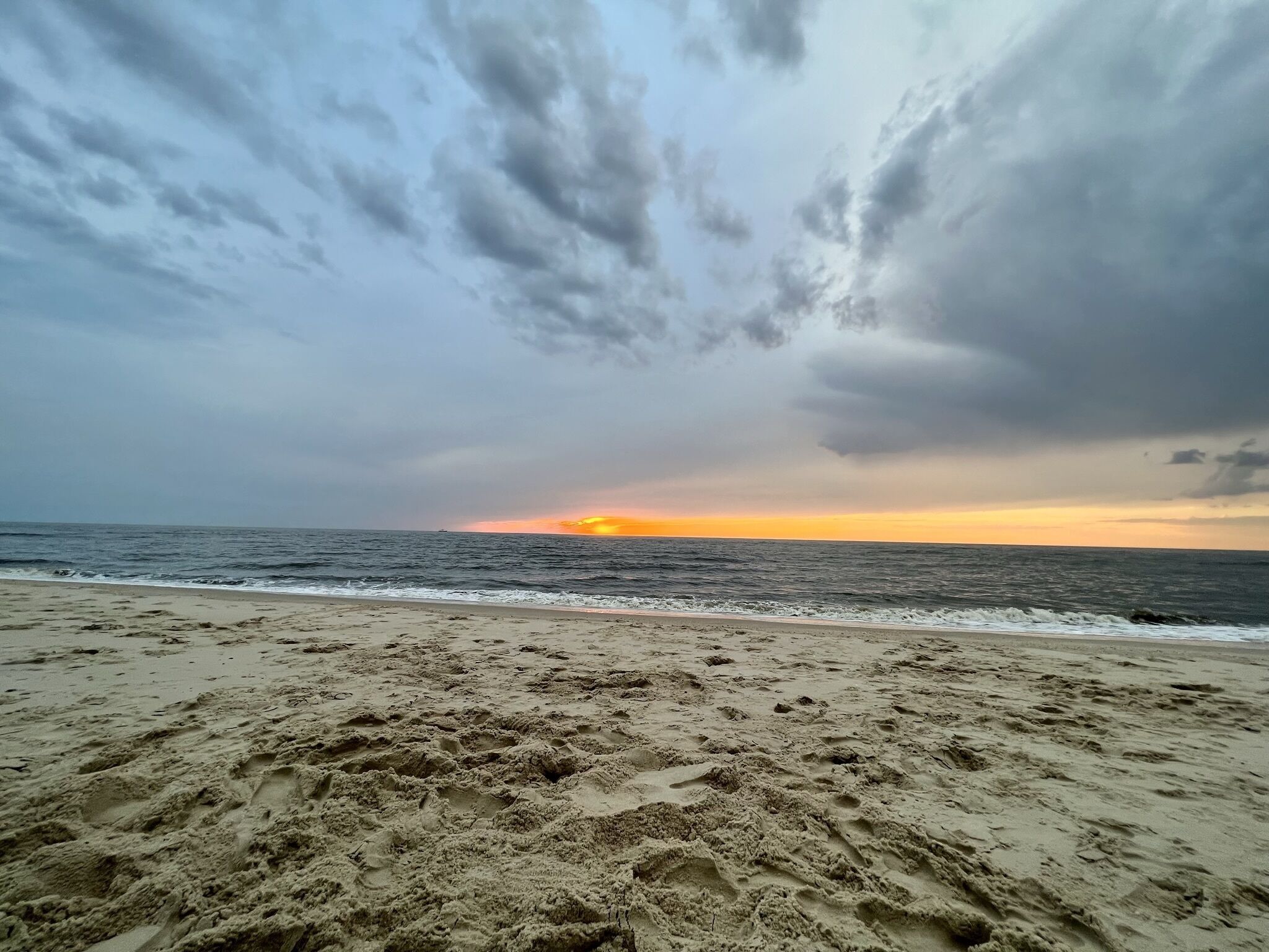 Playa en los alrededores y camastros 