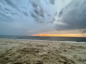Beach nearby, sun-loungers - Beach House CapeMay LINENS INCLUDED 1 block&a short 5min walk to Beach Sleeps 19 (Cape May)