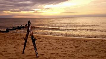 NĂ€ra stranden och solstolar