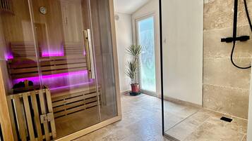 Baignoire Ă jets, sĂšche-cheveux, serviettes fournies, savon