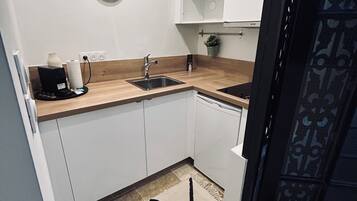 Een koelkast, een kookplaat, een koffiezetapparaat/waterkoker