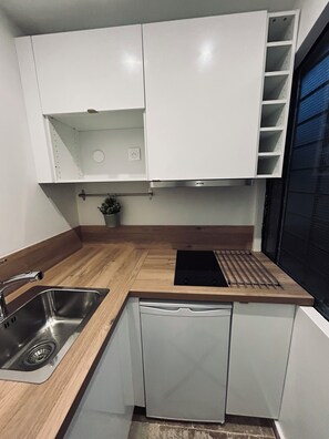 Refrigerador, placa de cocina, cafetera/tetera, utensilios de cocina
