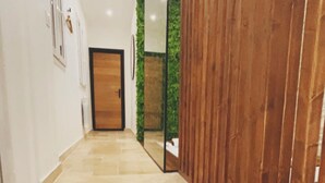 Una escalera con peldaños beige que conduce a una puerta de madera.
